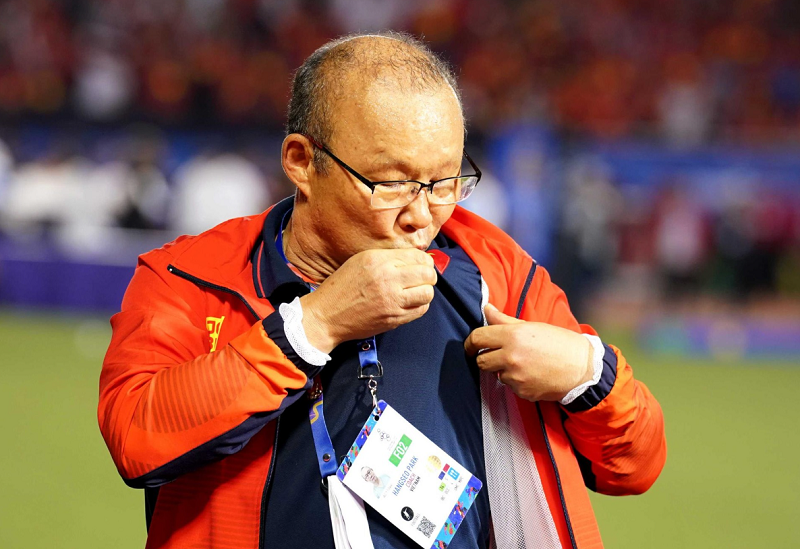 hlv-park-hang-seo-ke-lai-khoanh-khac-thot-tim-suyt-bi-bat-coc-o-cam