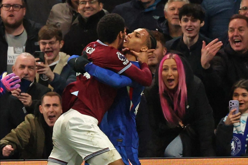 the-do-phut-bu-gio-khien-dai-chien-chelsea-west-ham-nhuom-mau-bao