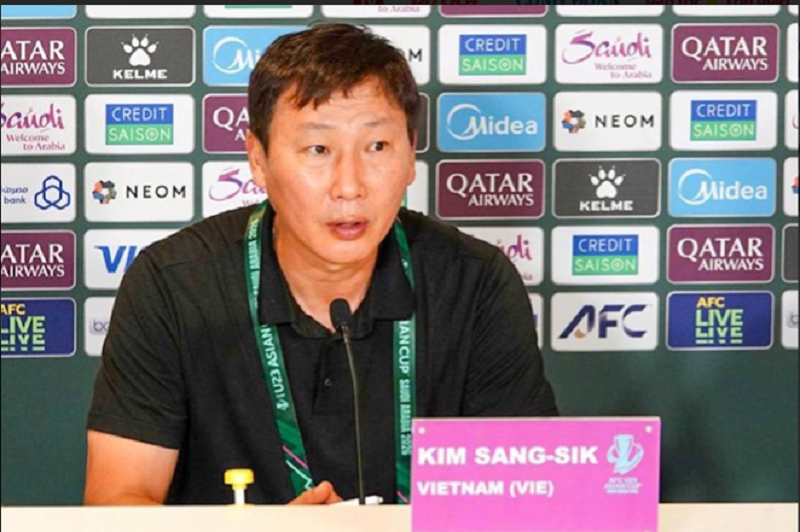 hlv-kim-sang-sik-truc-tiep-theo-doi-sao-tre-viet-kieu-toa-sang-tai-v-league